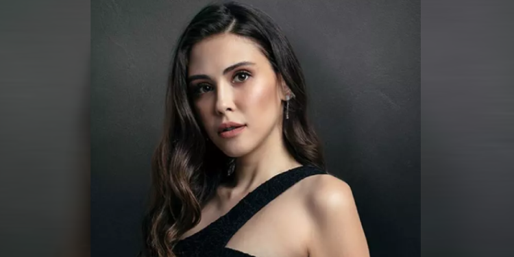 Dilara Aksüyek, futbolcu Cenk’e aşık oldu