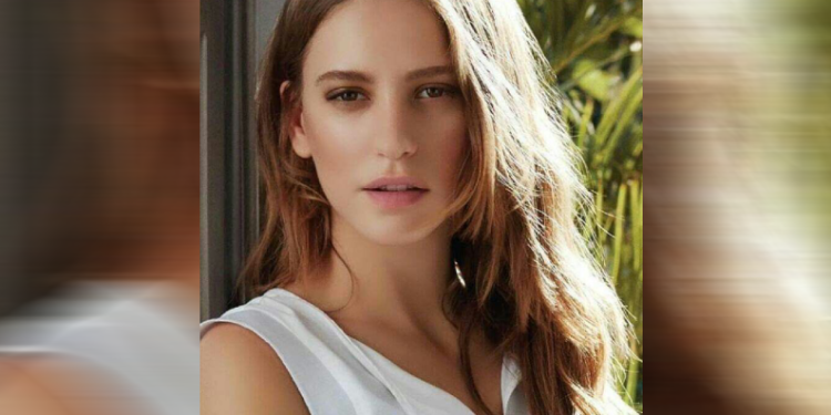 Tüylü terlikleri olay oldu