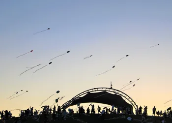 Gökyüzünde binlerce uçurtma dans etti