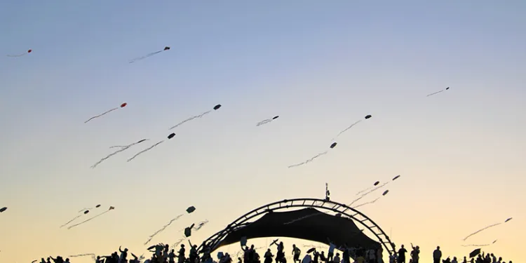 Gökyüzünde binlerce uçurtma dans etti