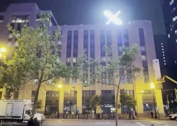 Parlak X, komşuları çileden çıkardı