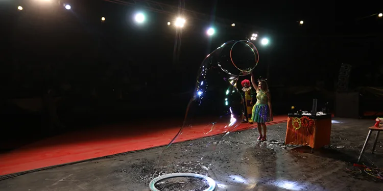 Nefes kesen sirk gösterisi