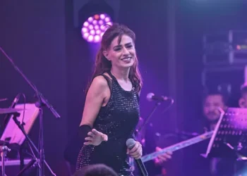 Sahnede peruk çıkardı