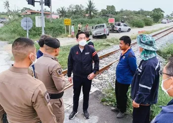 Yük treni, kamyonete çarptı