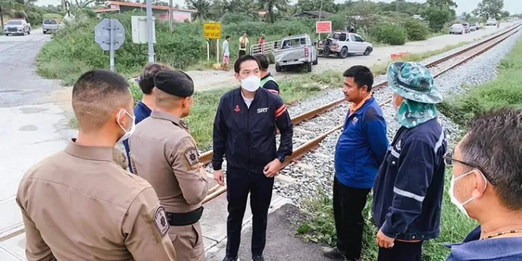 Yük treni, kamyonete çarptı