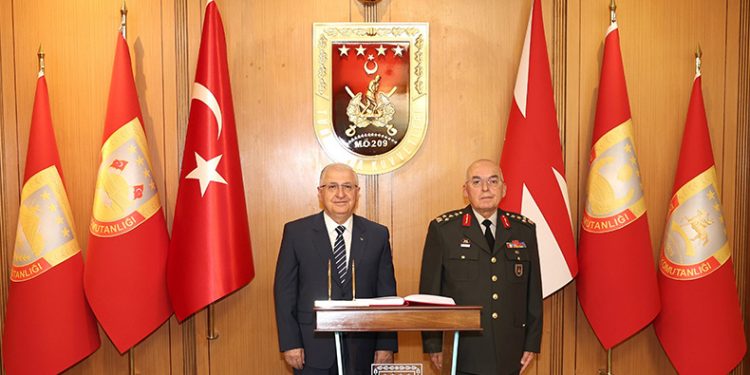 Kara Kuvvetleri Komutanlığında devir-teslim töreni