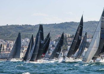 Tirilye’deki zorlu yelken mücadelesi nefes kesti