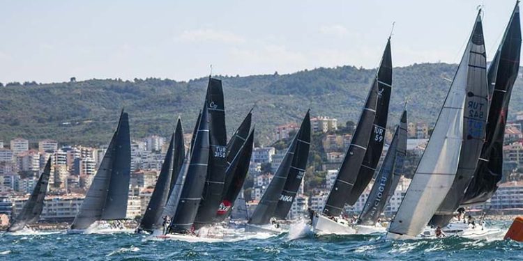 Tirilye’deki zorlu yelken mücadelesi nefes kesti