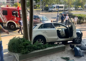 Araç site merdivenine çarparak durabildi