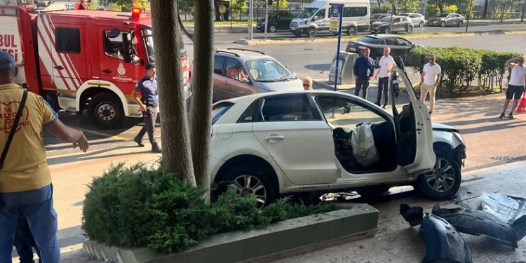 Araç site merdivenine çarparak durabildi