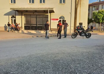 Telefonda tartıştığı arkadaşını cami önünde vurdu