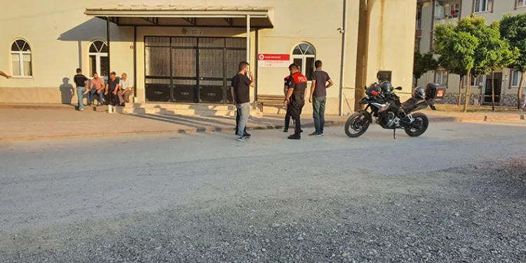 Telefonda tartıştığı arkadaşını cami önünde vurdu