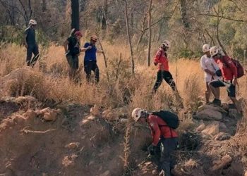 Dağda mahsur kalan iki turisti AKUT kurtardı