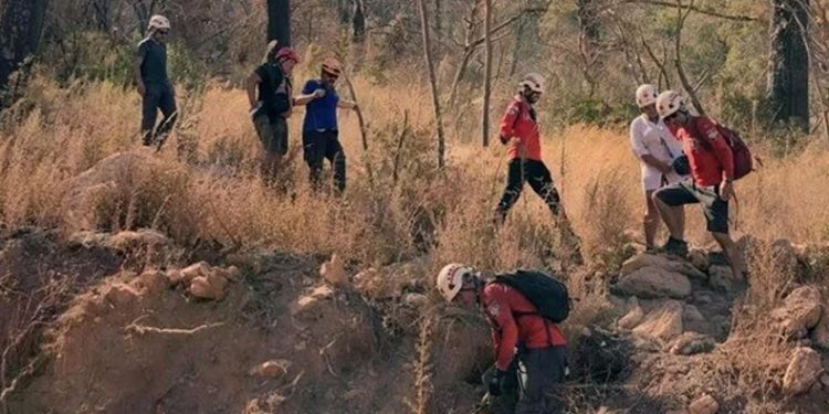 Dağda mahsur kalan iki turisti AKUT kurtardı