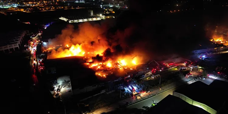 Geceyi aydınlatan yangın 8 saat sonra kontrol altına alındı