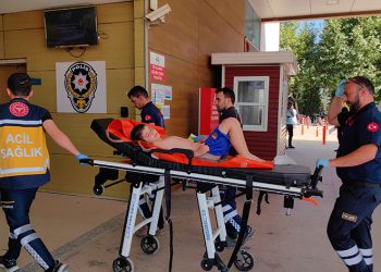 Çaydanlıktan üzerine sıcak su dökülen çocuk yandı