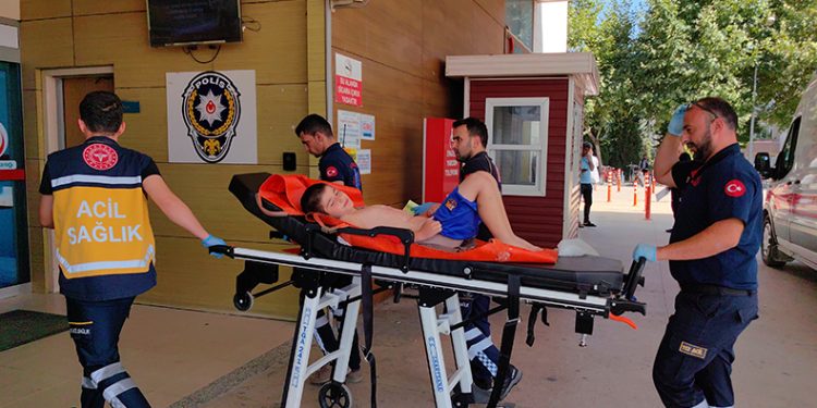 Çaydanlıktan üzerine sıcak su dökülen çocuk yandı