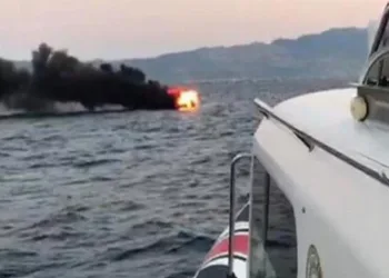 Yanan tekneden denize atlayarak kurtuldular