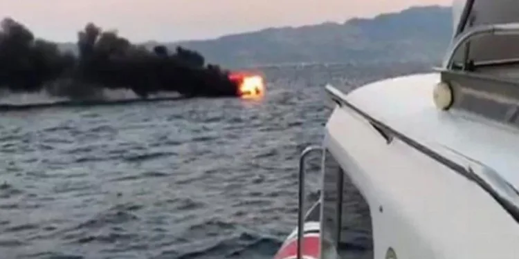 Yanan tekneden denize atlayarak kurtuldular