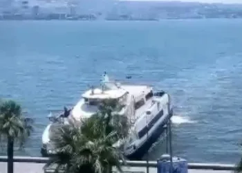 Yolcu gemisi kıyıya çarptı