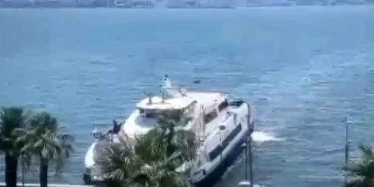 Yolcu gemisi kıyıya çarptı