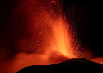 Yanardağ da patlama uçuşları iptal ettirdi