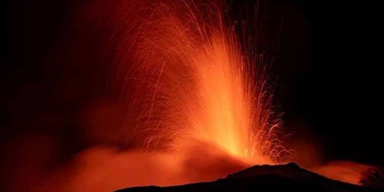 Yanardağ da patlama uçuşları iptal ettirdi