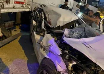 Otomobil TIR’a çarptı, ölü ve yaralılar var