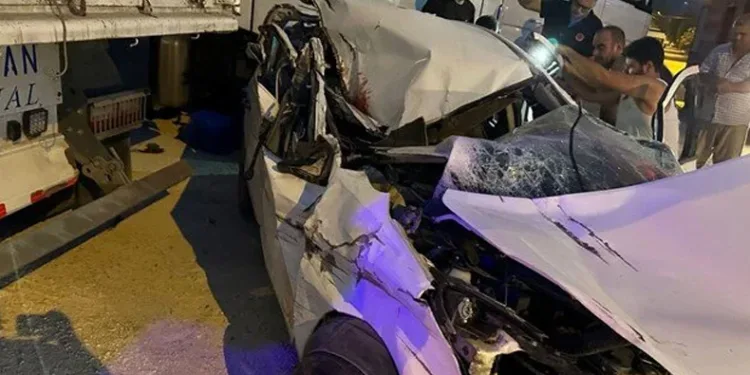 Otomobil TIR’a çarptı, ölü ve yaralılar var