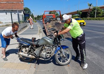 Otomobil kırmızı ışıkta bekleyen motosiklete çarptı