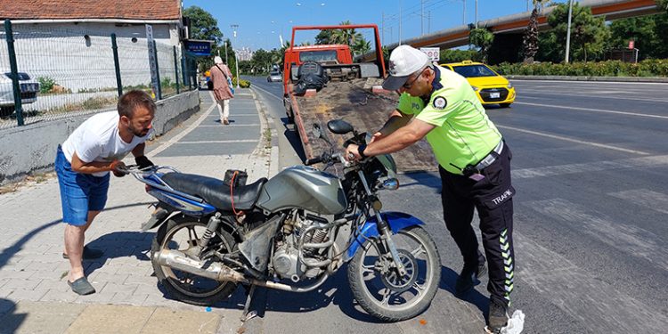 Otomobil kırmızı ışıkta bekleyen motosiklete çarptı
