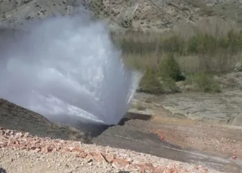 Borudan fışkıran su 50 metre yükseldi