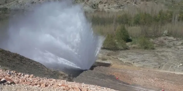 Borudan fışkıran su 50 metre yükseldi