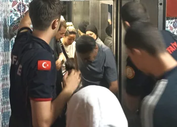 Asansörde mahsur kalan 5 kişi kurtarıldı