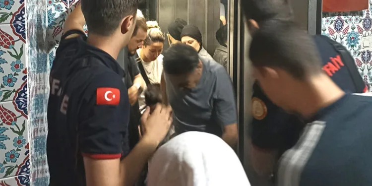 Asansörde mahsur kalan 5 kişi kurtarıldı