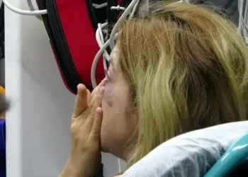 Otomobilin içinde 2 kadını dövdü