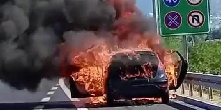 Bursa’da otoyoldaki araç seyir halindeyken alev aldı
