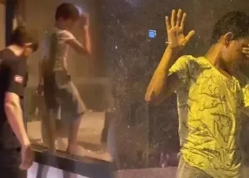 Girdiği reklam panosunun içinde sıkıştı