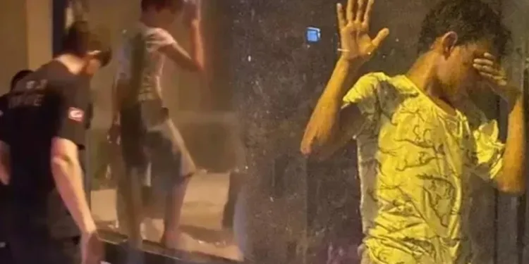 Girdiği reklam panosunun içinde sıkıştı