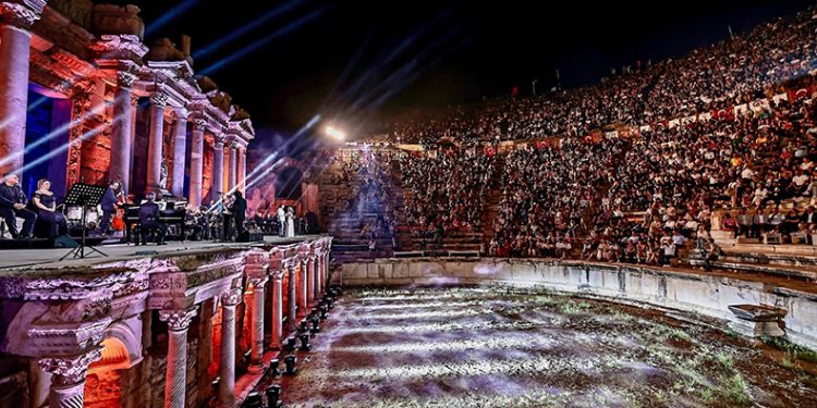 1800 yıllık antik tiyatroda unutulmaz akşam