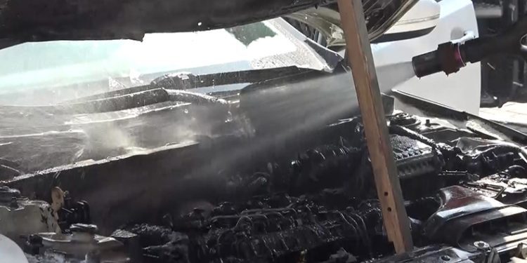 Seyir halindeki otomobil alev alev yandı