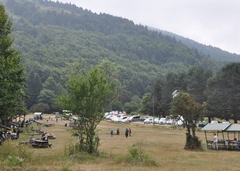 Tatilciler Abant’ta serinliyor