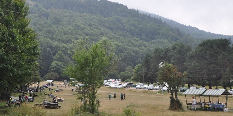 Tatilciler Abant’ta serinliyor