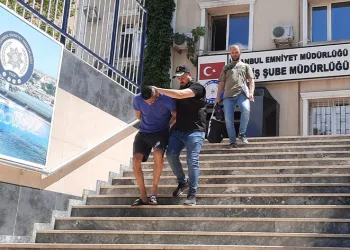 Rahat tavırlarla kadının çantasını çaldı