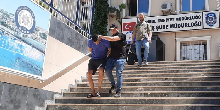 Rahat tavırlarla kadının çantasını çaldı