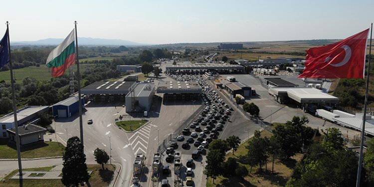 Sınır kapılarında araç kuyrukları