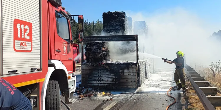 Balıkesir’de seyir halindeki tır alev topuna döndü