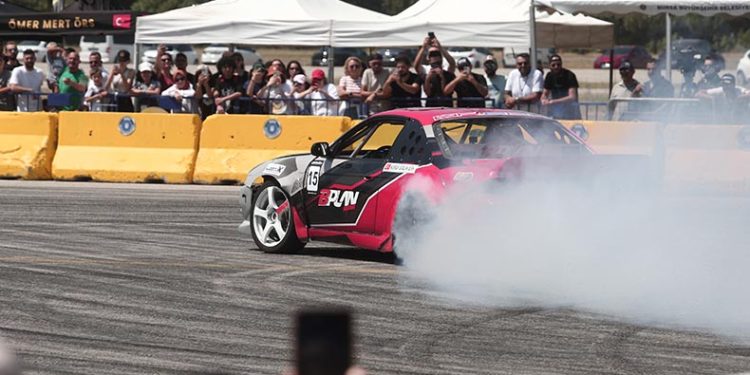Türkiye’nin en iyi drift sürücüleri Bursa’da yarıştı
