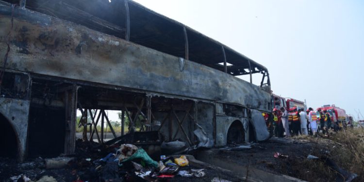 Kaza yapan otobüs yandı: 20 ölü, 15 yaralı