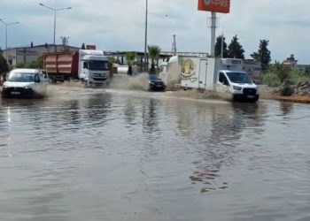 Yağış sonrası yollar göle döndü